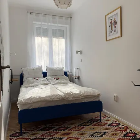 Buda's Crib Apartment *